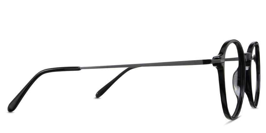 Buru eyeglasses in the pengu variant - it has a combination of a metal temple arm and an acetate temple tip.