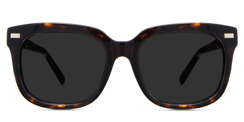 Mun Black Sunglasses Standard Solid in the sacalia variant - It's a full-rimmed frame with a high nose bridge and a medium thick arm to slightly slimmer tips.