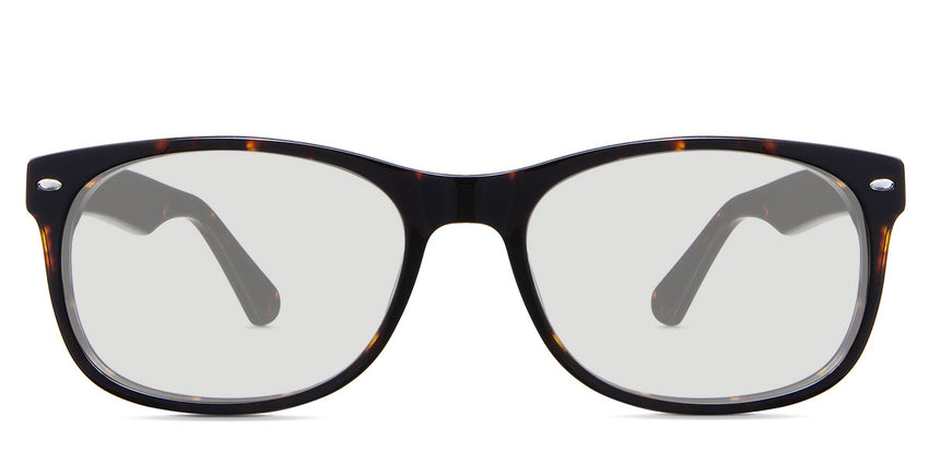 Niel black tinted Standard Solid glasses in the sacalia variant - it's a rectangular frame with a narrow width nose bridge of 18mm and a broad arm and tips.